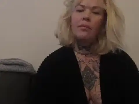 Snapshot of blondy40 chatting on March 11, 10:42 pm blondy40 online show from March 11, 10:42 pm