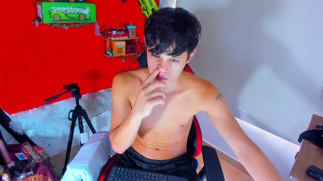 Snapshot of LilOwen_ chatting on October 22, 6:29 pm LilOwen online show from October 22, 6:29 pm