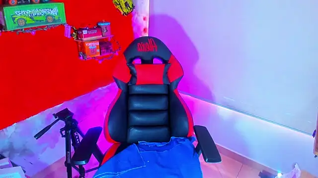 Snapshot of LilOwen_ chatting on October 24, 6:04 pm LilOwen online show from October 24, 6:04 pm