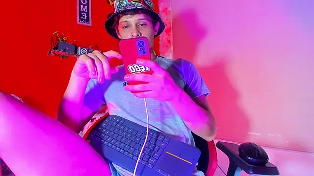 Snapshot of LilOwen_ chatting on November 20, 8:30 pm LilOwen online show from November 20, 8:30 pm