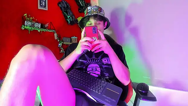 Snapshot of LilOwen_ chatting on November 21, 6:39 pm LilOwen online show from November 21, 6:39 pm