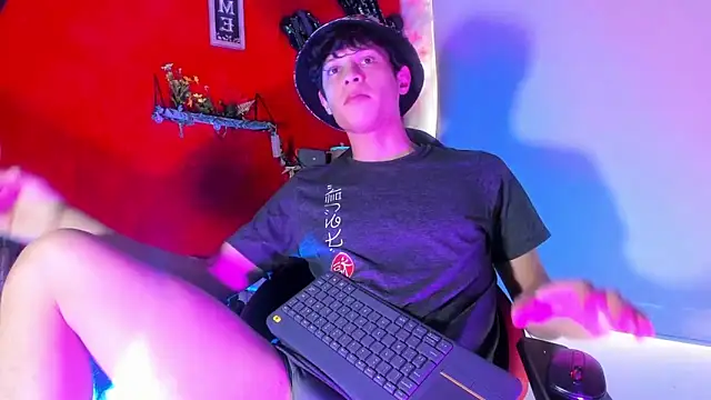 Snapshot of LilOwen_ chatting on November 22, 7:13 pm LilOwen online show from November 22, 7:13 pm