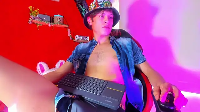 Snapshot of LilOwen_ chatting on December 3, 7:01 pm LilOwen online show from December 3, 7:01 pm