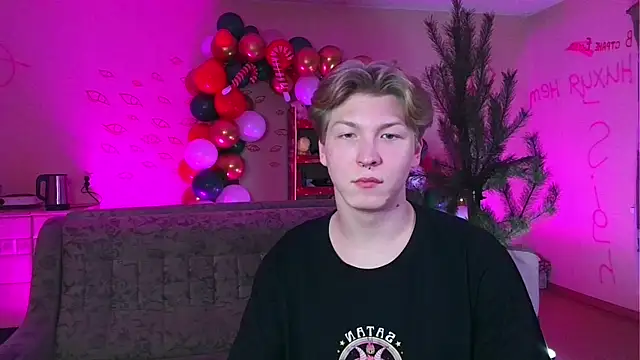 Snapshot of TheMikeSever chatting on January 3, 7:39 pm TheMikeSever online show from January 3, 7:39 pm