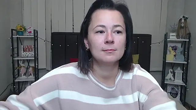 Snapshot of MarieSho chatting on October 3, 6:21 am MarieSho online show from October 3, 6:21 am