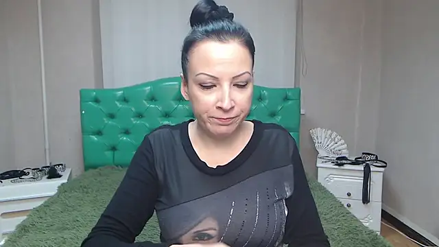 ElizabethSho online show from December 7, 9:11 pm