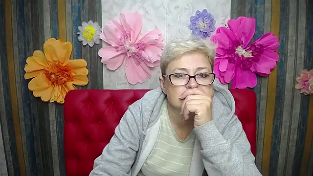 EmiliaGree online show from December 5, 6:15 pm