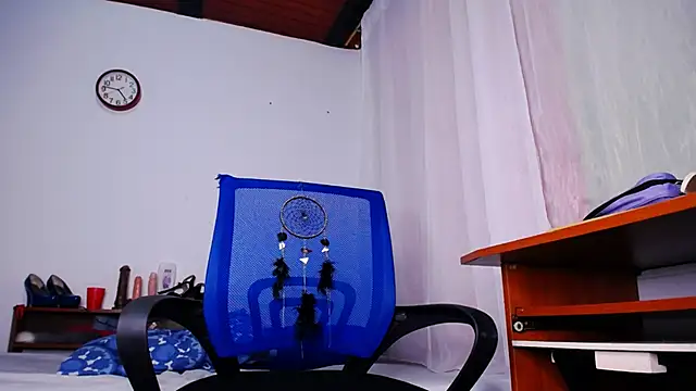 Snapshot of anyaadamss chatting on February 9, 6:33 am anyaadamss online show from February 9, 6:33 am