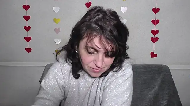 LuciaMii online show from February 16, 9:15 am