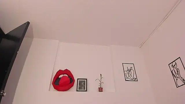 Snapshot of cloehonney chatting on February 12, 2:24 am cloehonney online show from February 12, 2:24 am