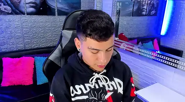 Snapshot of salvadorgomezx chatting on December 6, 8:18 pm salvadorgomezx online show from December 6, 8:18 pm