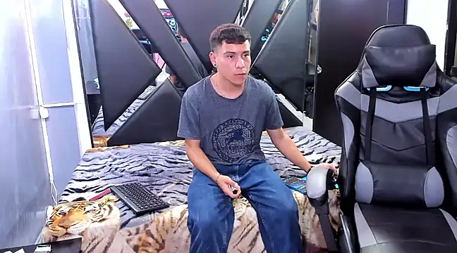 Snapshot of salvadorgomezx chatting on December 23, 11:06 pm salvadorgomezx online show from December 23, 11:06 pm