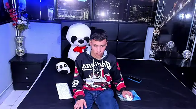 Snapshot of salvadorgomezx chatting on December 24, 4:33 am salvadorgomezx online show from December 24, 4:33 am