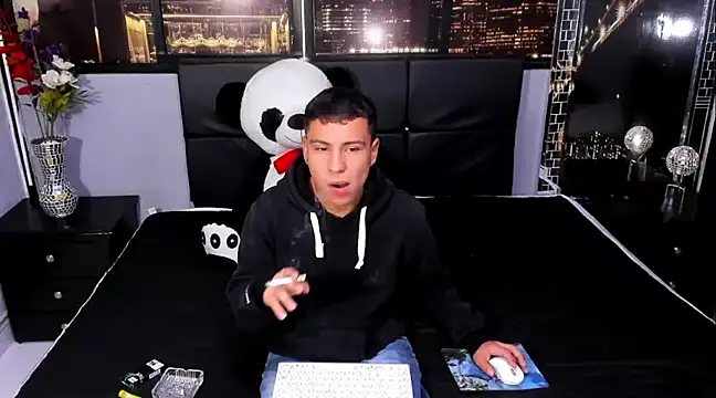 Snapshot of salvadorgomezx chatting on December 27, 7:57 pm salvadorgomezx online show from December 27, 7:57 pm