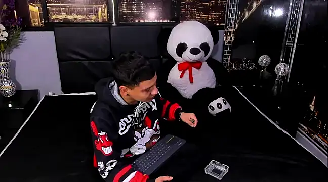 Snapshot of salvadorgomezx chatting on December 28, 7:22 pm salvadorgomezx online show from December 28, 7:22 pm