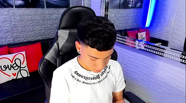 Snapshot of salvadorgomezx chatting on January 3, 2:43 am salvadorgomezx online show from January 3, 2:43 am