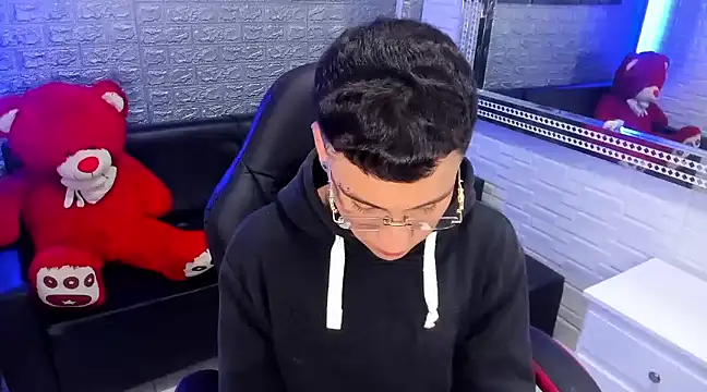 Snapshot of salvadorgomezx chatting on February 18, 2:38 am salvadorgomezx online show from February 18, 2:38 am