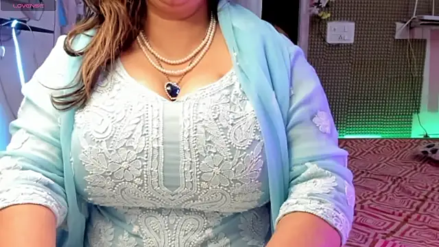 Snapshot of Gulabi_Queen chatting on March 9, 3:38 pm Gulabi Queen online show from March 9, 3:38 pm