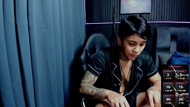 Snapshot of ZhoeStrong chatting on November 26, 10:44 pm ZhoeStrong online show from November 26, 10:44 pm