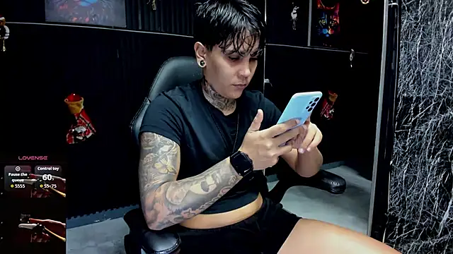 Snapshot of ZhoeStrong chatting on December 15, 10:36 pm ZhoeStrong online show from December 15, 10:36 pm