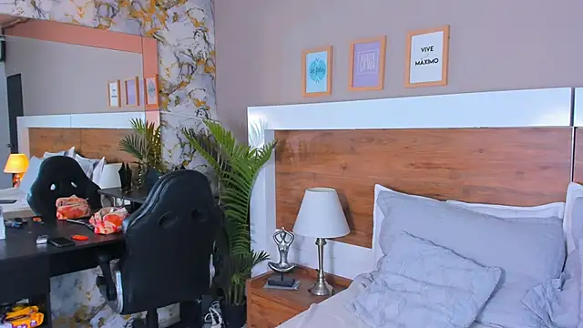 EmaBakker online show from March 25, 7:25 am