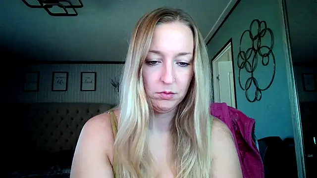 lucyallen4201 online show from January 29, 8:35 pm