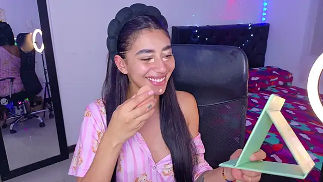 Snapshot of JulietaCheerr chatting on December 16, 1:10 am JulietaCheerr online show from December 16, 1:10 am