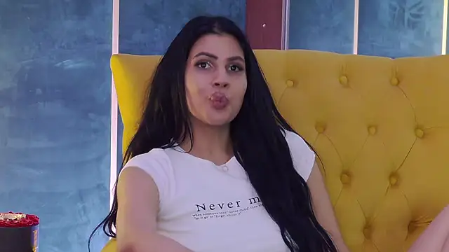 Snapshot of GiuliaHarvey chatting on March 6, 1:37 am GiuliaHarvey online show from March 6, 1:37 am