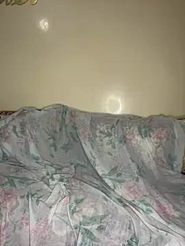 Snapshot of Layla-daloua chatting on December 10, 1:32 am Layla-daloua online show from December 10, 1:32 am