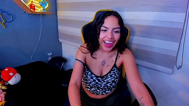 Snapshot of Liittleluaa_ chatting on December 3, 11:55 am Liittleluaa online show from December 3, 11:55 am
