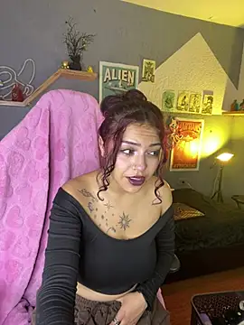 Snapshot of Liittleluaa_ chatting on February 12, 12:01 pm Liittleluaa online show from February 12, 12:01 pm