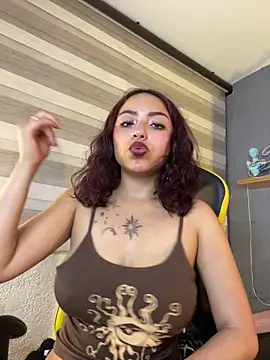 Snapshot of Liittleluaa_ chatting on February 19, 12:00 pm Liittleluaa online show from February 19, 12:00 pm
