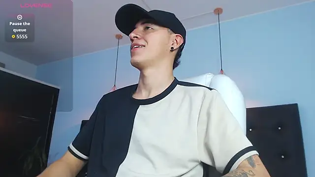 Snapshot of Lobo_17_ chatting on October 17, 3:42 am Lobo 17 online show from October 17, 3:42 am