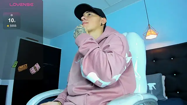 Snapshot of Lobo_17_ chatting on December 3, 3:47 am Lobo 17 online show from December 3, 3:47 am