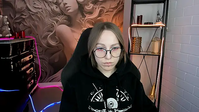 Snapshot of AphexQueen chatting on February 2, 5:15 pm AphexQueen online show from February 2, 5:15 pm