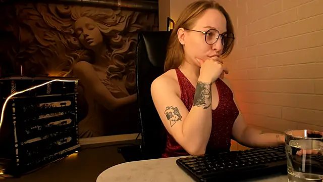 Snapshot of AphexQueen chatting on November 23, 5:29 am AphexQueen online show from November 23, 5:29 am