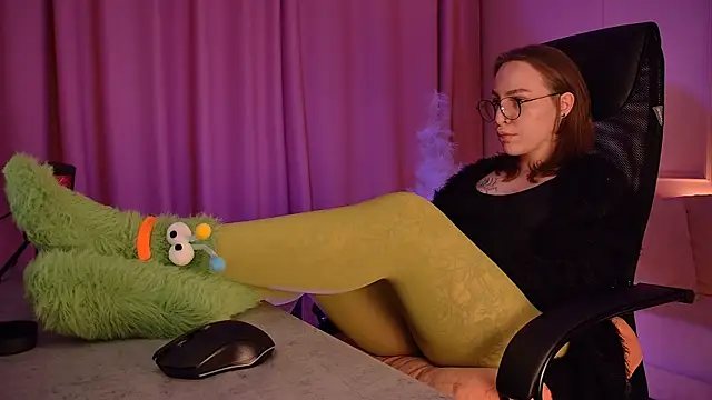 Snapshot of AphexQueen chatting on December 16, 9:25 am AphexQueen online show from December 16, 9:25 am