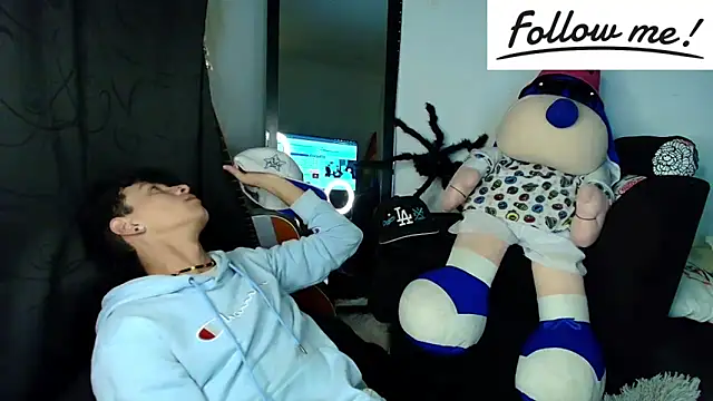 Snapshot of twink_sebas_ chatting on December 11, 4:39 am twink sebas online show from December 11, 4:39 am