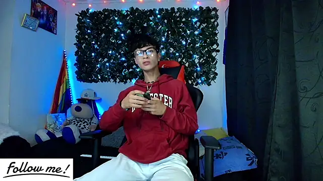 Snapshot of twink_sebas_ chatting on January 11, 4:16 am twink sebas online show from January 11, 4:16 am