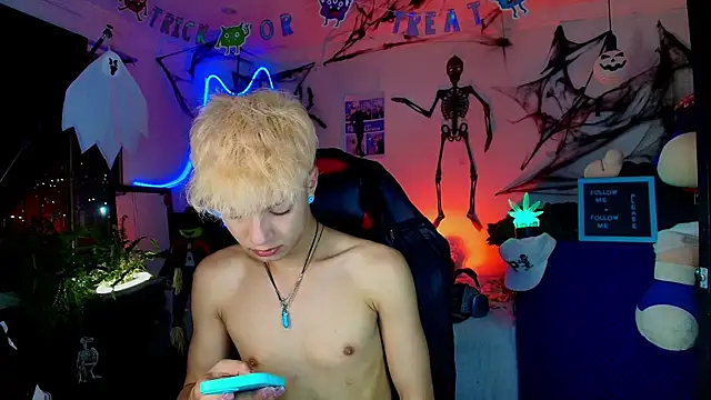 Snapshot of twink_sebas_ chatting on October 30, 4:47 am twink sebas online show from October 30, 4:47 am