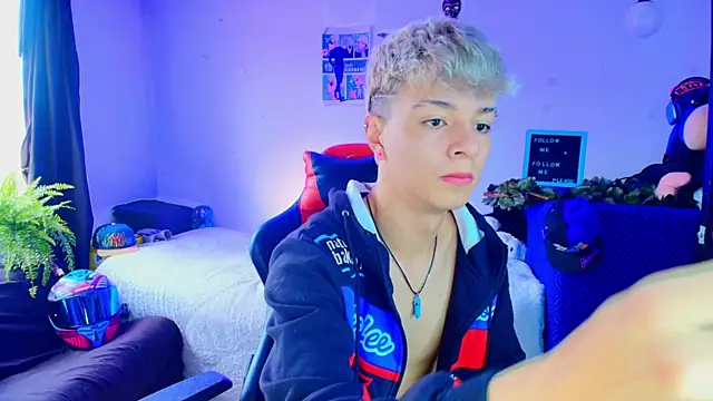 Snapshot of twink_sebas_ chatting on November 14, 2:27 pm twink sebas online show from November 14, 2:27 pm