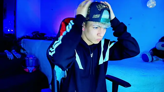 Snapshot of twink_sebas_ chatting on November 18, 3:34 am twink sebas online show from November 18, 3:34 am