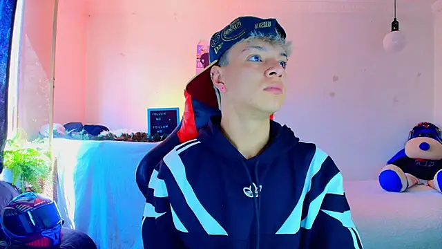 Snapshot of twink_sebas_ chatting on November 18, 3:38 pm twink sebas online show from November 18, 3:38 pm