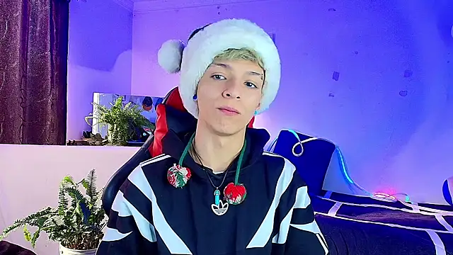 Snapshot of twink_sebas_ chatting on December 16, 12:43 pm twink sebas online show from December 16, 12:43 pm