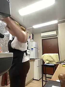 Snapshot of cinnabon_ chatting on January 19, 1:22 pm cinnabon online show from January 19, 1:22 pm