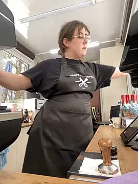 Snapshot of cinnabon_ chatting on January 25, 12:05 pm cinnabon online show from January 25, 12:05 pm