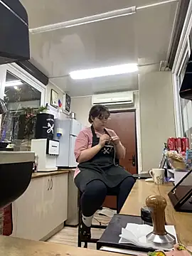 Snapshot of cinnabon_ chatting on February 10, 3:42 pm cinnabon online show from February 10, 3:42 pm