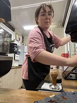 Snapshot of cinnabon_ chatting on February 11, 2:46 pm cinnabon online show from February 11, 2:46 pm