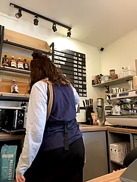 Snapshot of cinnabon_ chatting on October 4, 10:35 am cinnabon online show from October 4, 10:35 am