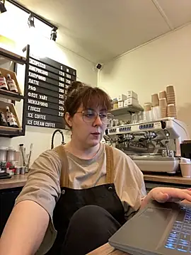 Snapshot of cinnabon_ chatting on November 8, 8:25 am cinnabon online show from November 8, 8:25 am